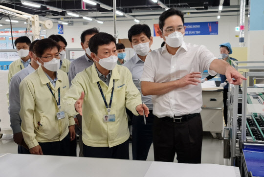 이재용(오른쪽 첫번째) 삼성전자 부회장이 지난 2019년 10월 베트남 하노이 인근에 위치한 삼성 복합단지를 찾아 스마트폰 생산공장 등을 점검하고 있는 모습. <삼성전자 제공>